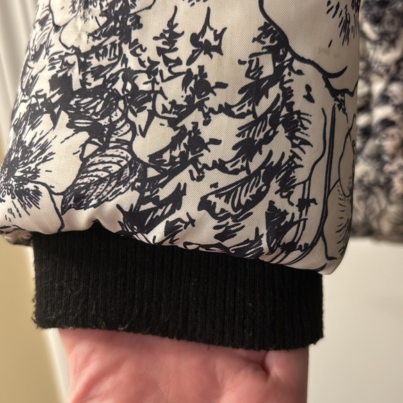 Keep your Princess Warm this Winter ❄️.  Girls XL Puffer Winter Jacket - Picture 2 of 4